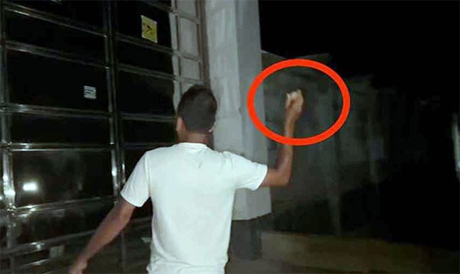 এবার আওয়ামী লীগ নেতা জাহিদের দেশের বাড়িতে ডিম নিক্ষেপ