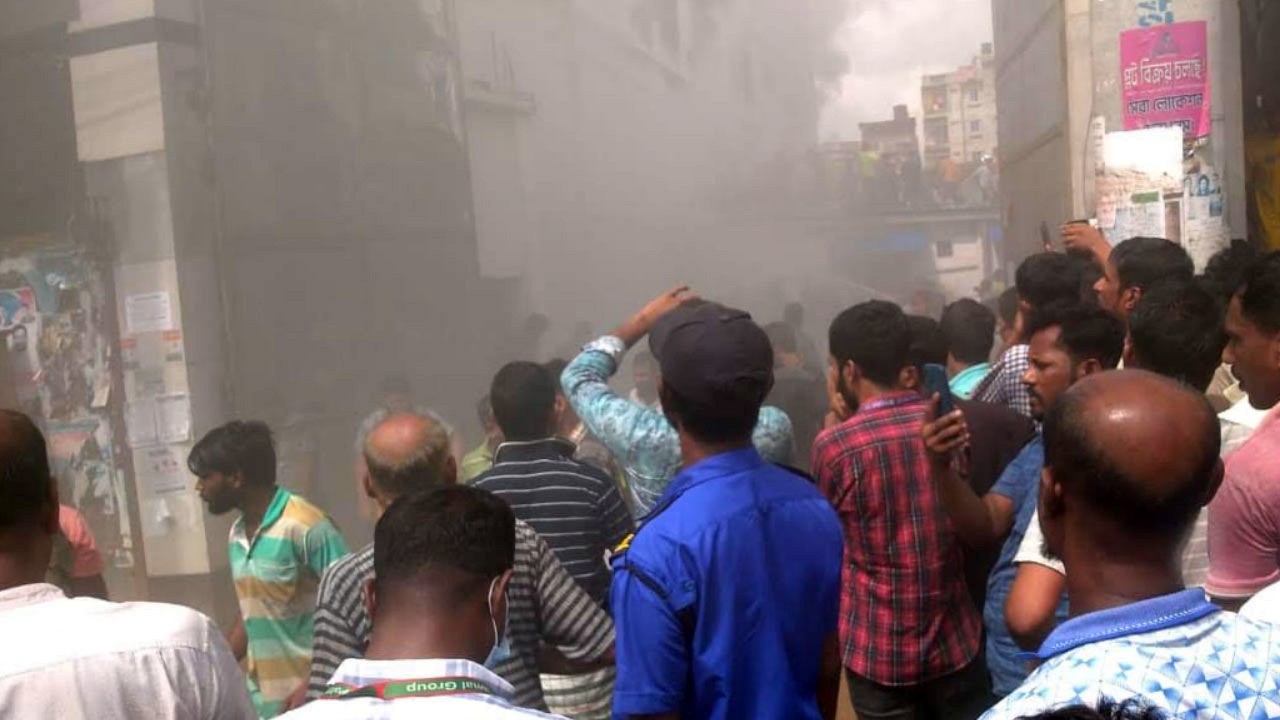 আশুলিয়ায় পোশাক কারখানায় আগুন, নিয়ন্ত্রণে ছয় ইউনিট 
