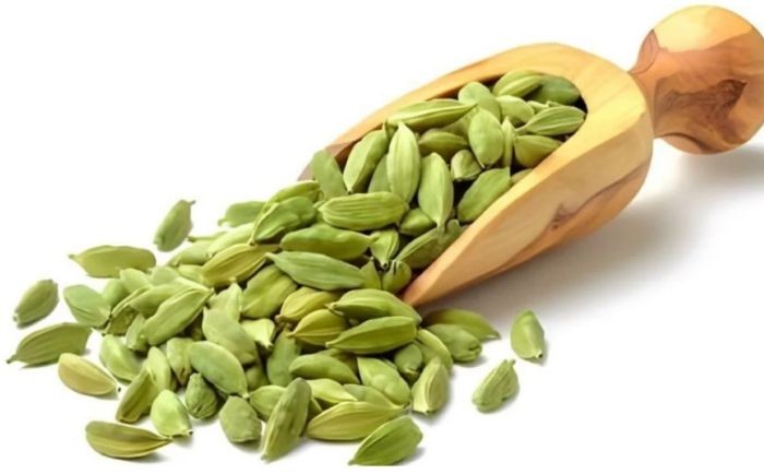 রক্তচাপ কমাতে এলাচের পানি পান করুন