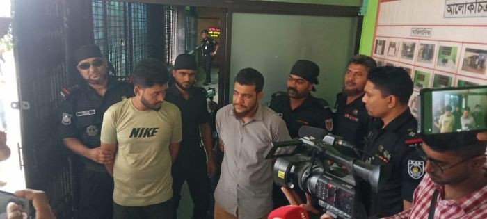 ফরিদপুরে দিনদুপুরে পিস্তল ঠেকিয়ে গৃহবধূর কানের দুল ছিনতাই, গ্রেপ্তার ২ 