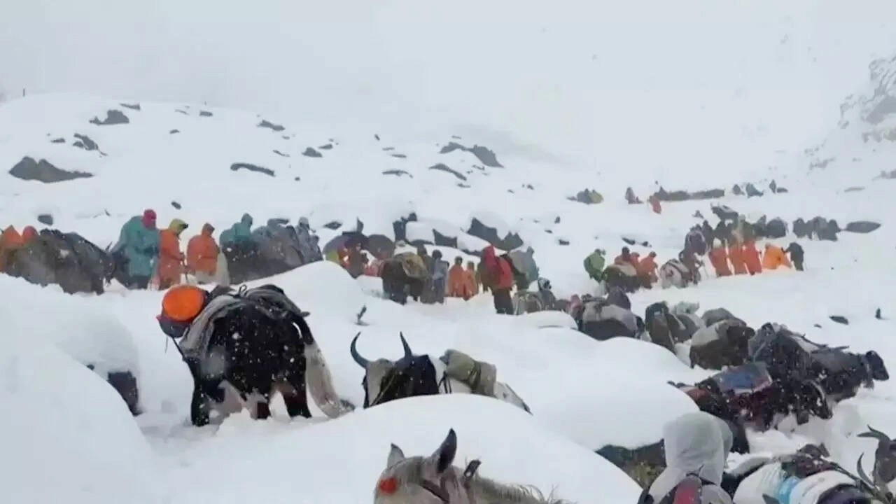 নেপালে এভারেস্টের পাদদেশে আটকা শতাধিক পর্যটক