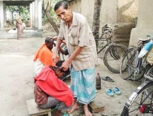 আধুনিকতার কাছে হার মানছে গ্রামবাংলার নরসুন্দর পেশা