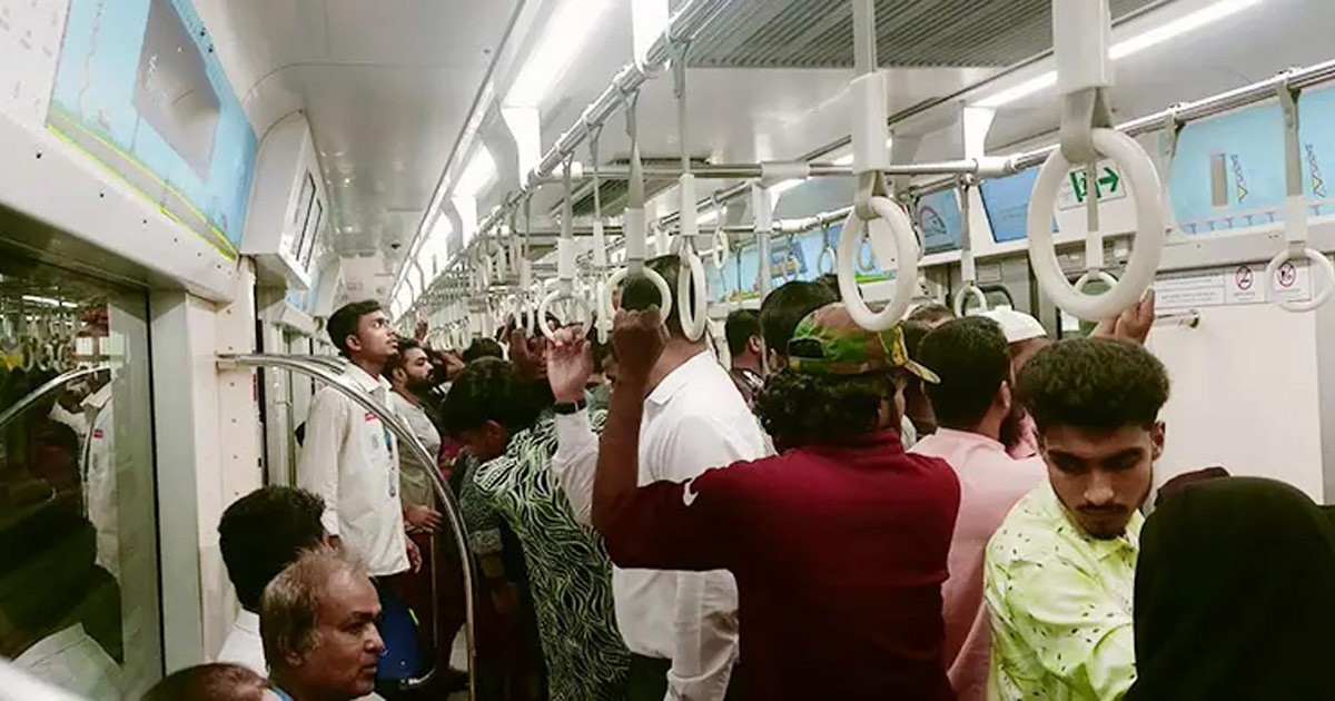 মেট্রো রেলের ছাদে উঠলেন দুই ব্যক্তি, চলাচল বন্ধ (ভিডিও)
