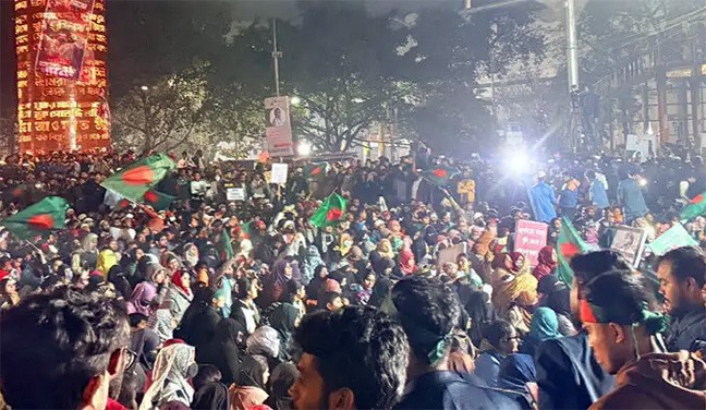 হাদি হত্যার বিচার দাবি: দ্বিতীয় দিন রাতেও শাহবাগে মানুষের ঢল (ভিডিও)