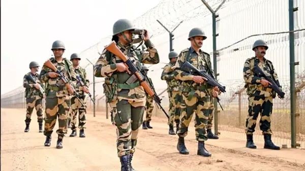 ভারতে অস্ত্র মামলার আসামি সহ বাংলাদেশি পেশাদার ছয় চোরাকারবারি আটক