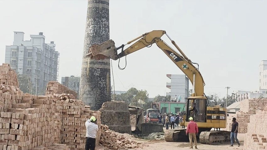 ধামরাইয়ে ৫ অবৈধ ইটভাটায় ৩০ লাখ টাকা জরিমানা, একটির চিমনি ধ্বংস