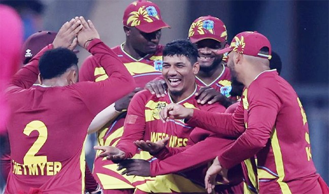 ইংল্যান্ডকে হারিয়ে এগিয়ে গেল উইন্ডিজ
