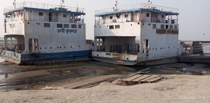 উত্তরবঙ্গের কল্যাণে যে ফেরি এসেছিল, আজ তা নীরব বালুচরের বন্দী