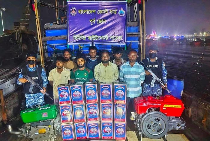 মিয়ানমারে পাচারকালে ডিজেল-আলকাতরা, ট্রলিং বোটসহ আটক ৭