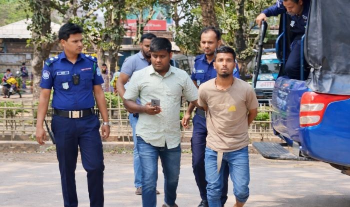 ‎হাতীবান্ধায় পুলিশকে ধাক্কা দিয়ে হাতকড়াসহ চম্পট, রাতভর অভিযানে সেই চুরির আসামি পুনরায় গ্রেপ্তার