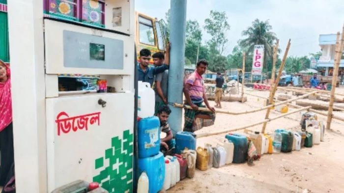 কৃষি কার্ড নিয়ে পাম্পে পাম্পে ঘুরছেন কৃষক, সেচের অভাবে শুকিয়ে যাচ্ছে ফসলের মাঠ
