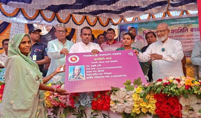 দাউদকান্দিতে ৫৮৭ অসহায় পরিবারের মাঝে ফ্যামিলি কার্ড বিতরণ করলেন ড. মোশাররফ 