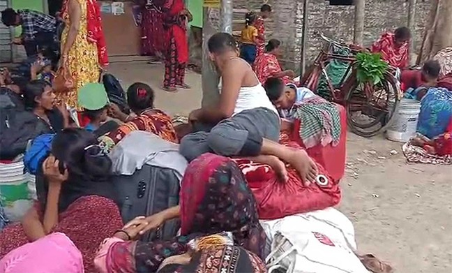 ভারত সীমান্তে বাংলাদেশে ঢুকতে হঠাৎ শত শত মানুষের ভিড়