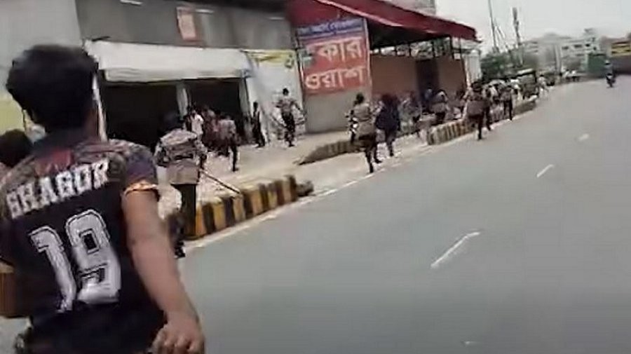 পল্লবীতে পুলিশের ওপর হামলা, জান বাঁচাতে দৌড়ের ভিডিও ভাইরাল (ভিডিও)