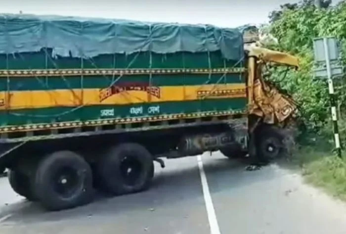 কুষ্টিয়ায় দুই ট্রাকের মুখোমুখি সংঘর্ষে চালক নিহত