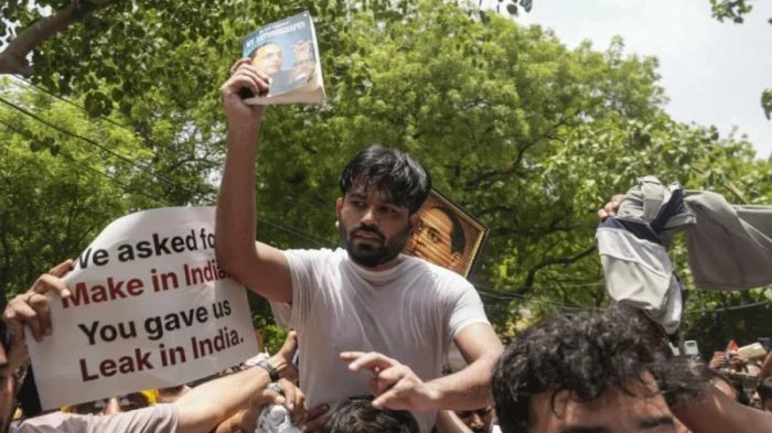 চাকরি না দিয়ে হিন্দু-মুসলিম রাজনীতি, প্রশ্ন তুললেন ককরোচ পার্টির প্রধান
