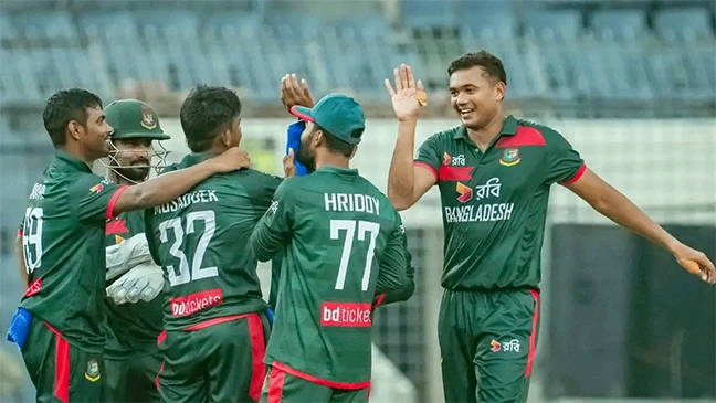 বাংলাদেশের সামনে রানহীন ধস, লজ্জার রেকর্ড অস্ট্রেলিয়ার