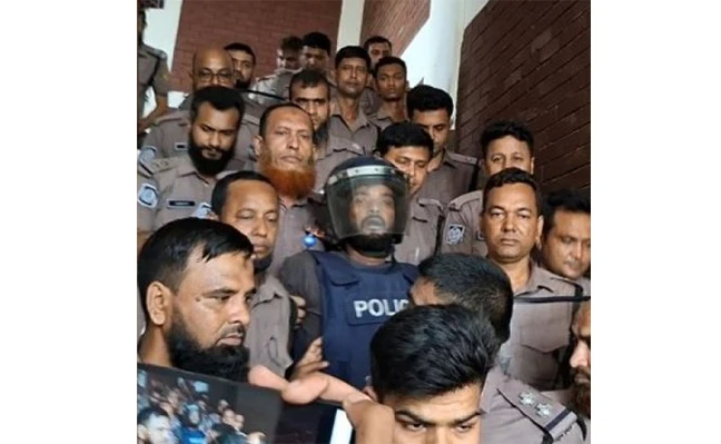 ‘ডলার ধর্ষণ করেছে, তাকে ধরেন, আমি জবাই করছি’— আদালতে নেওয়ার পথে সোহেলের দাবি