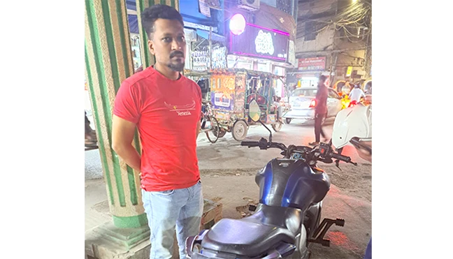 এআই নজরদারি ফাঁকি দিতে মোটরসাইকেলের নম্বরপ্লেটে স্কচটেপ, অবশেষে ধরা 